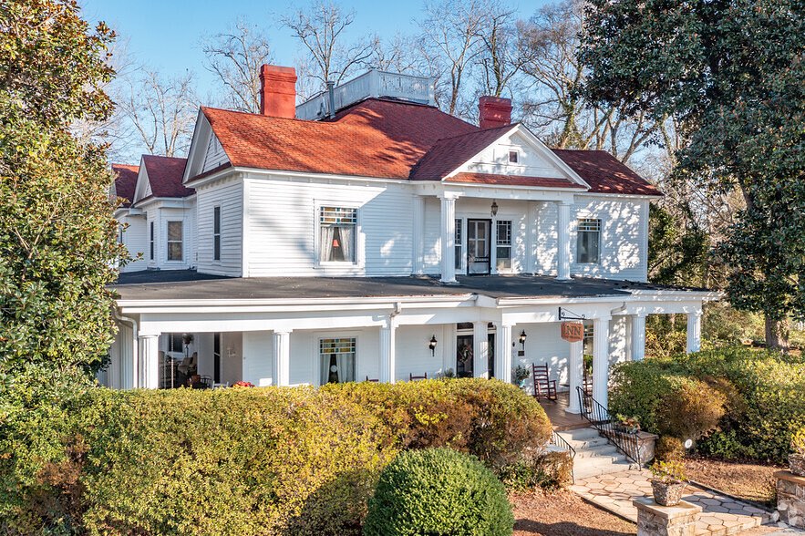 Reuniting After the War: The Historic Holberg Hotel in Senoia